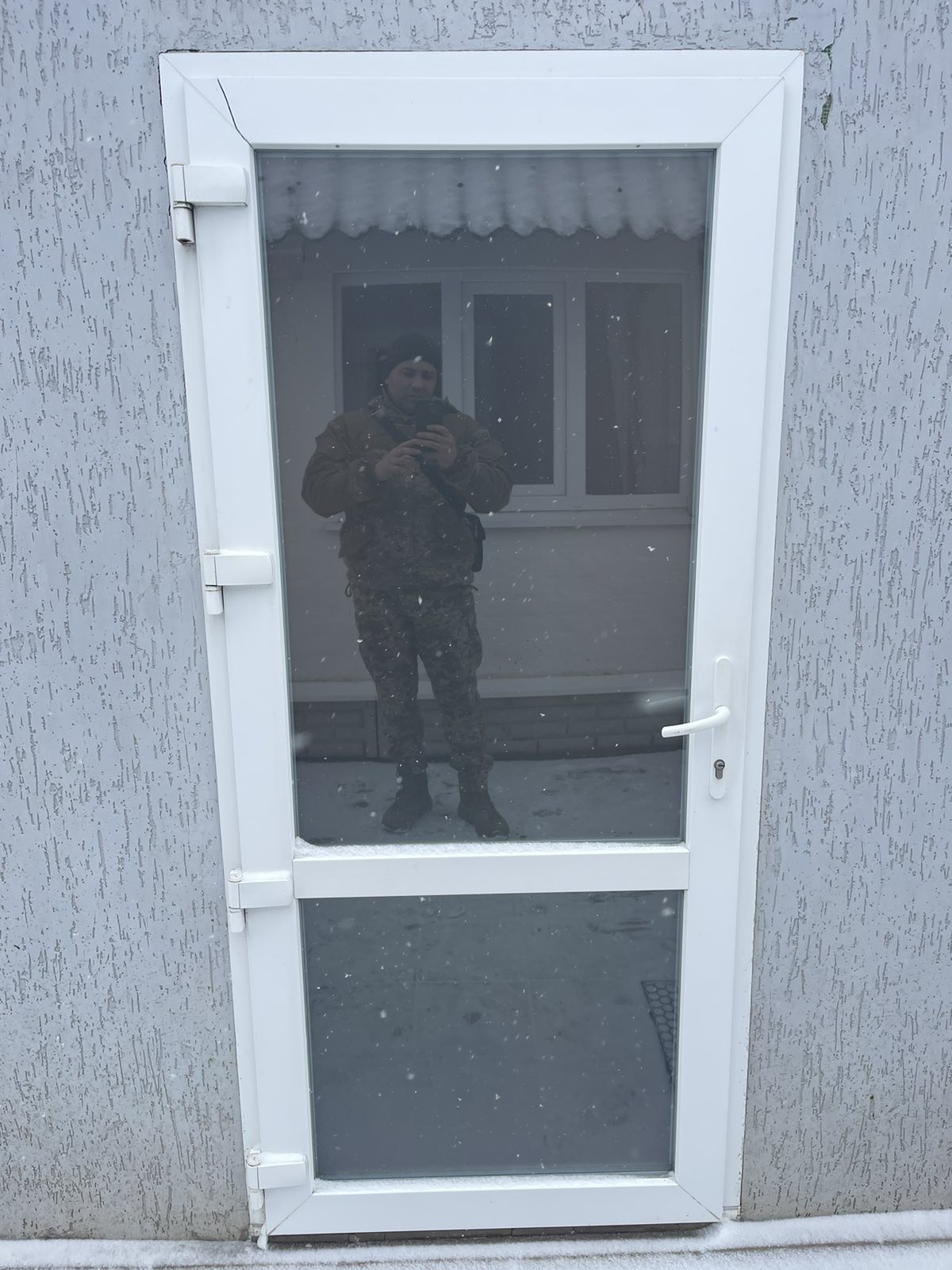 Жінка з родини військових живе в будинку, пошкодженому обстрілами