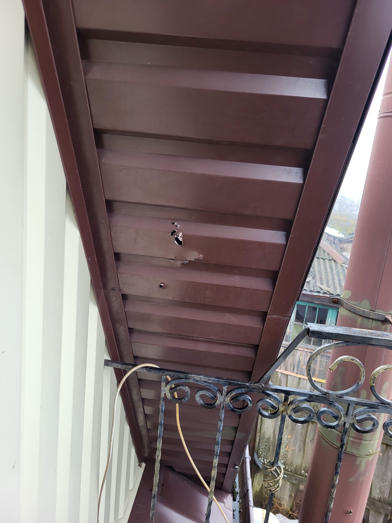 Будинок поступово руйнується через пошкоджений дах