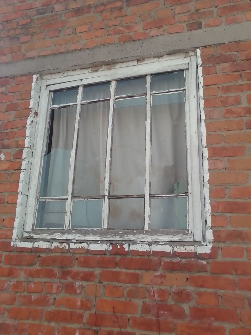 Під час обстрілу вибило вікна будинку чоловіку з інвалідністю