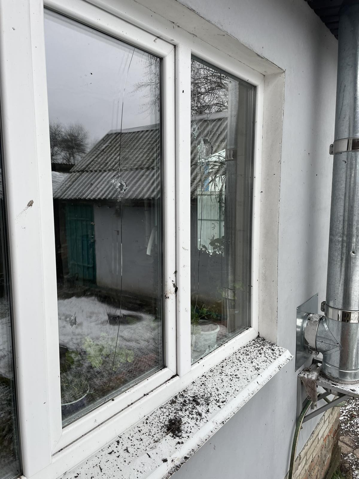 Ворожі обстріли завдали значних пошкоджень будинку родини із Середино-Буди