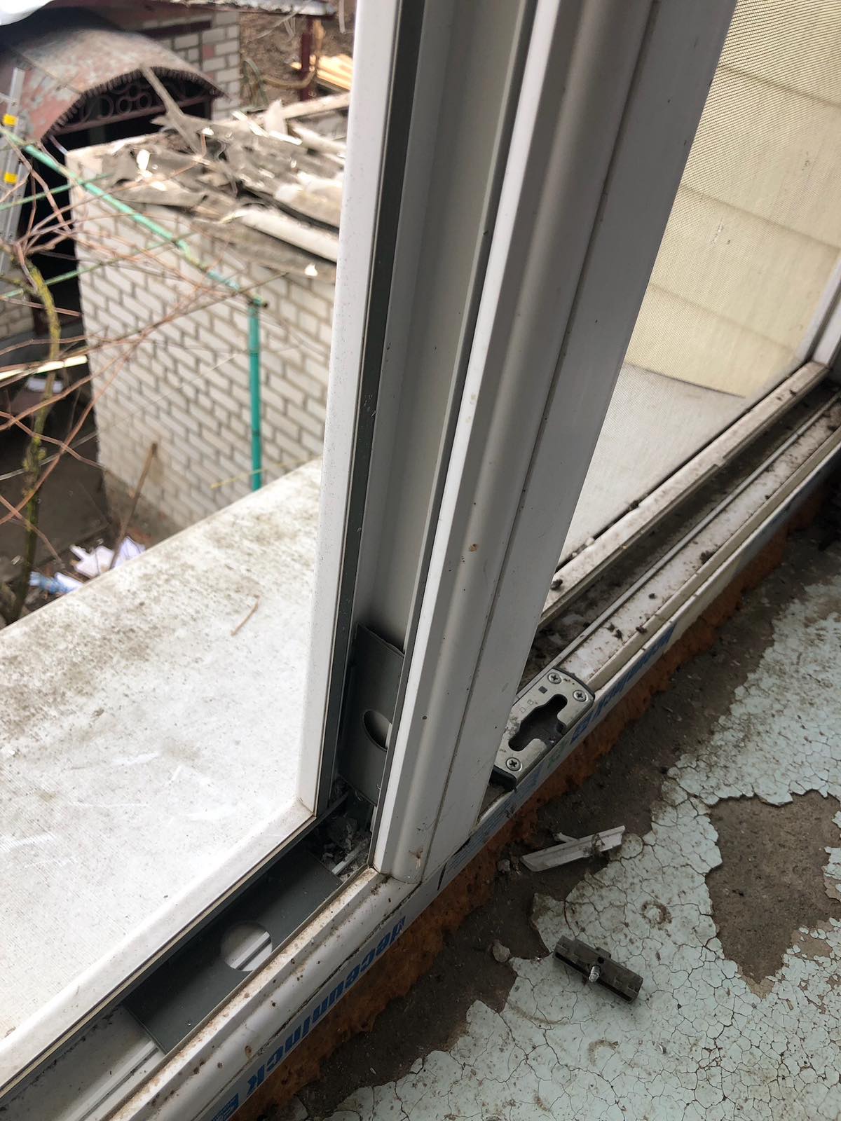 Багатодітній родині з Херсонщини вибило всі вікна у будинку