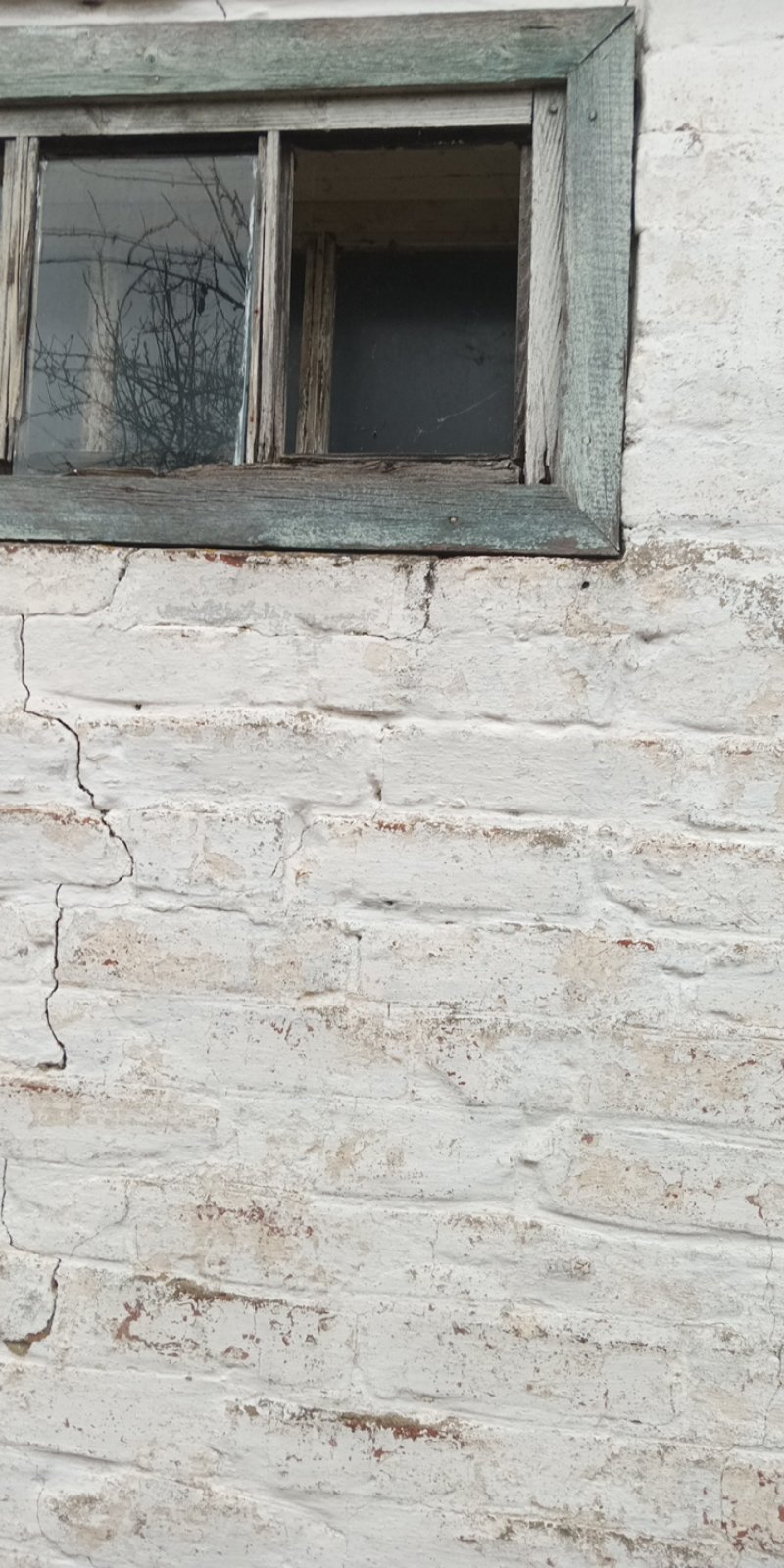 У будинку медсестри вибуховою хвилею та осколками пошкоджено три вікна та стіну