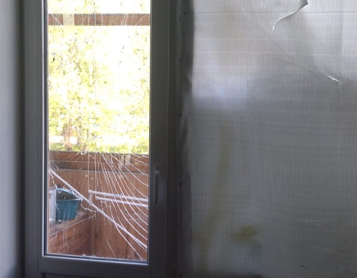 Під час ворожих обстрілів постраждала квартира родини із Середино-Буди