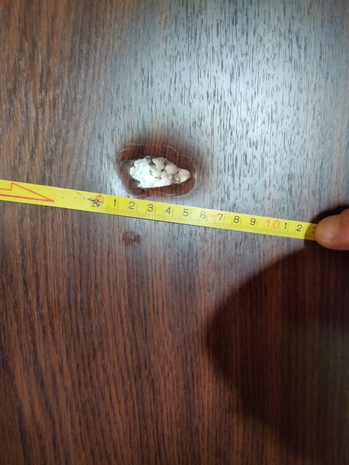 Родина з двома дітьми з Середино-Буди живе в пошкодженому обстрілами будинку