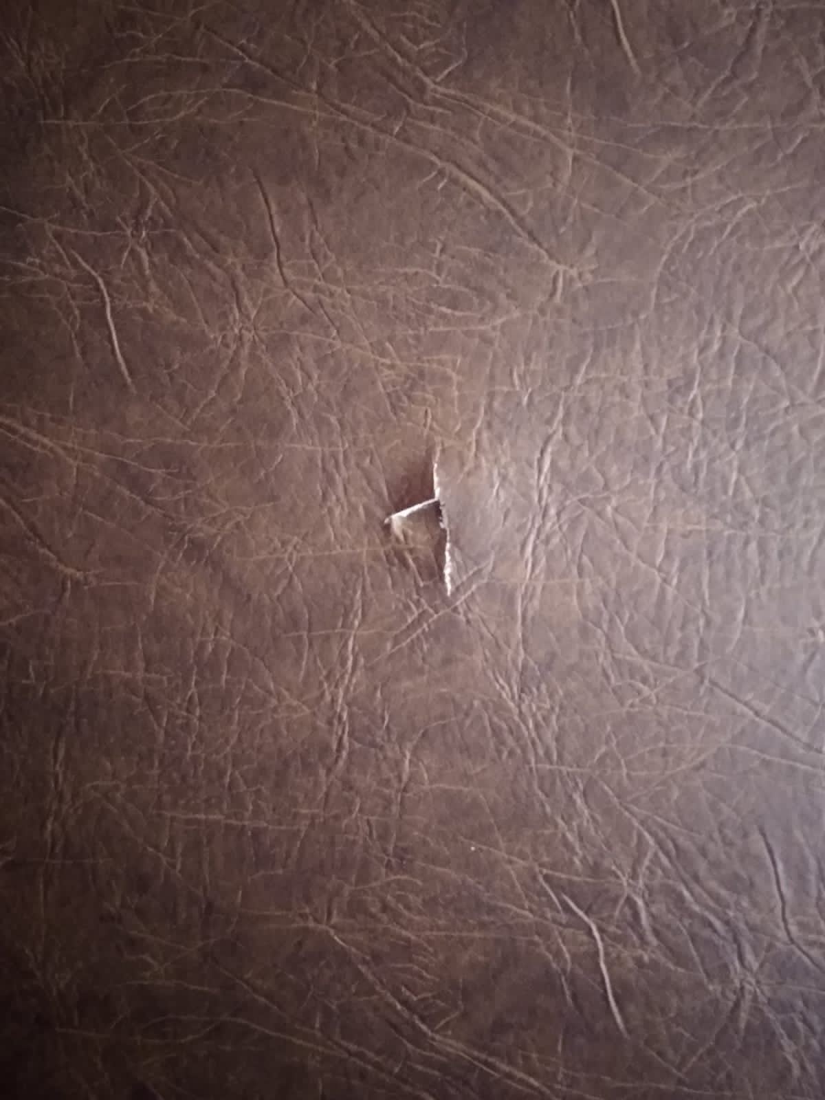 Родина з двома дітьми з Середино-Буди живе в пошкодженому обстрілами будинку