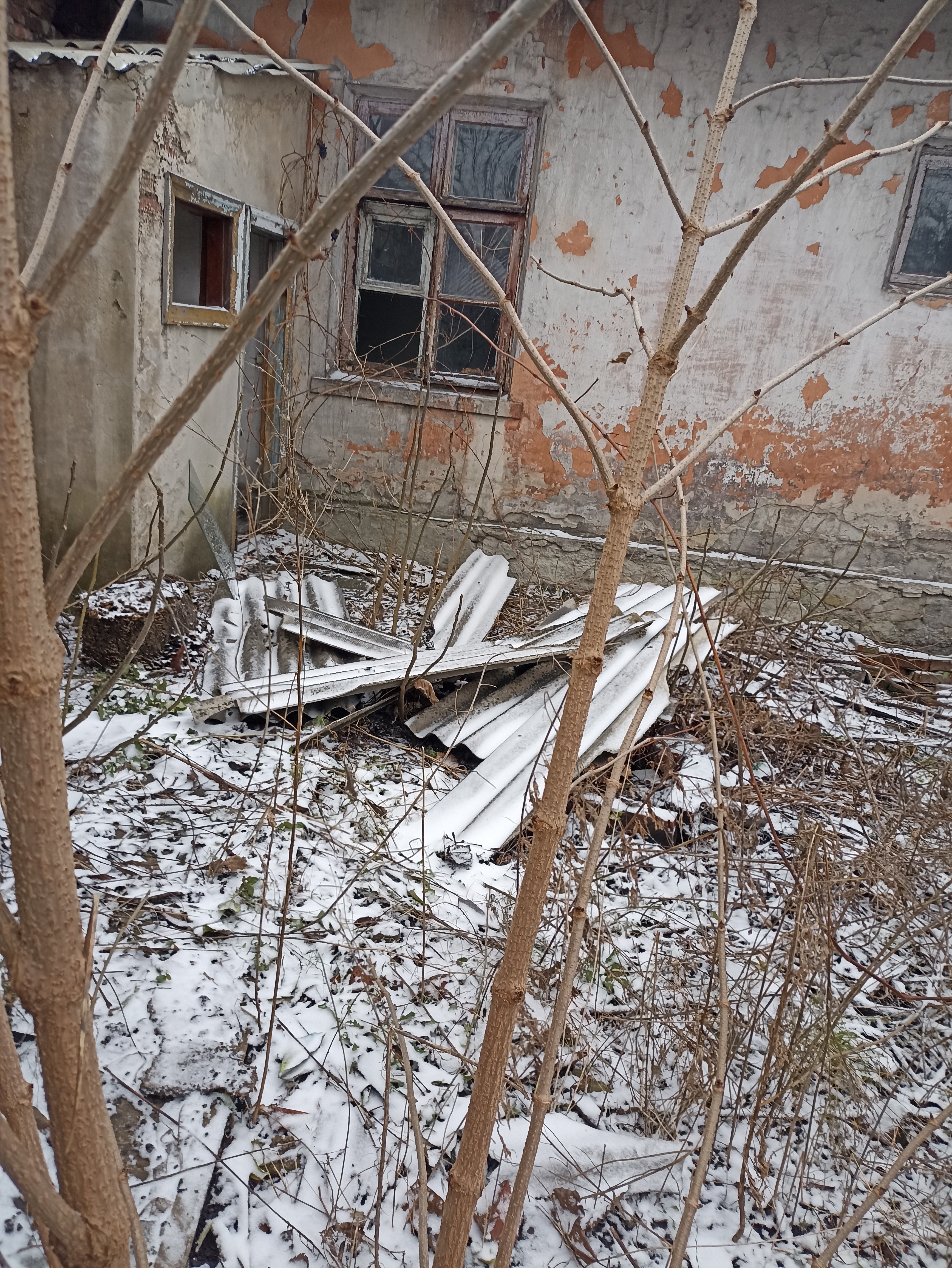 Родина з міста Новогродівка що на Донеччині, потрапивши під обстріл, залишилися з вибитими вікнами та пошкодженим дахом