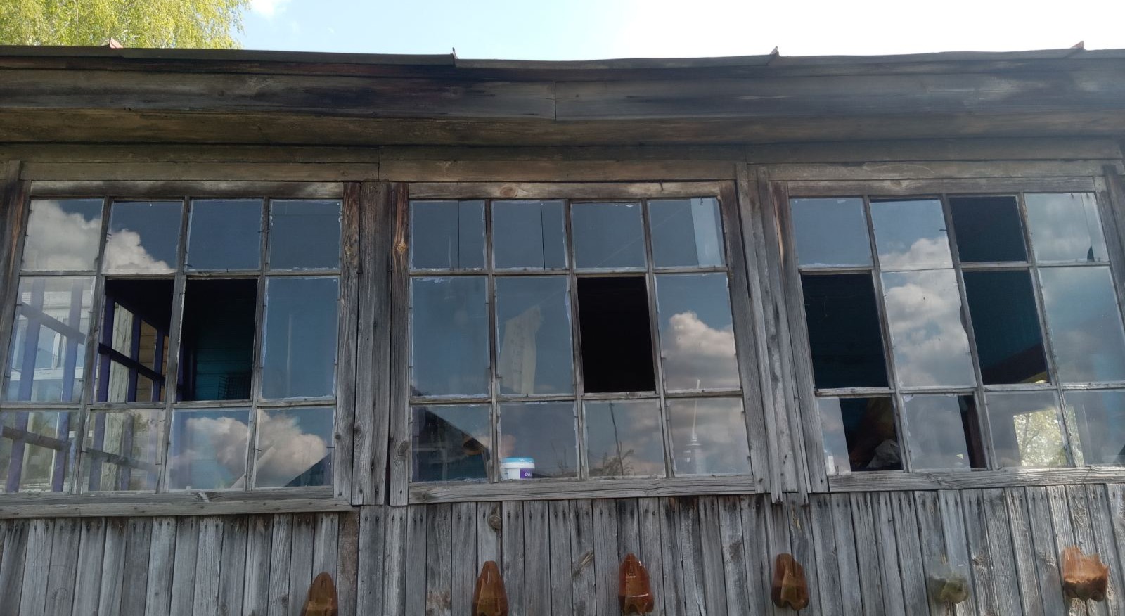 В домівці родини з двома дітьми не залишилось цілих вікон