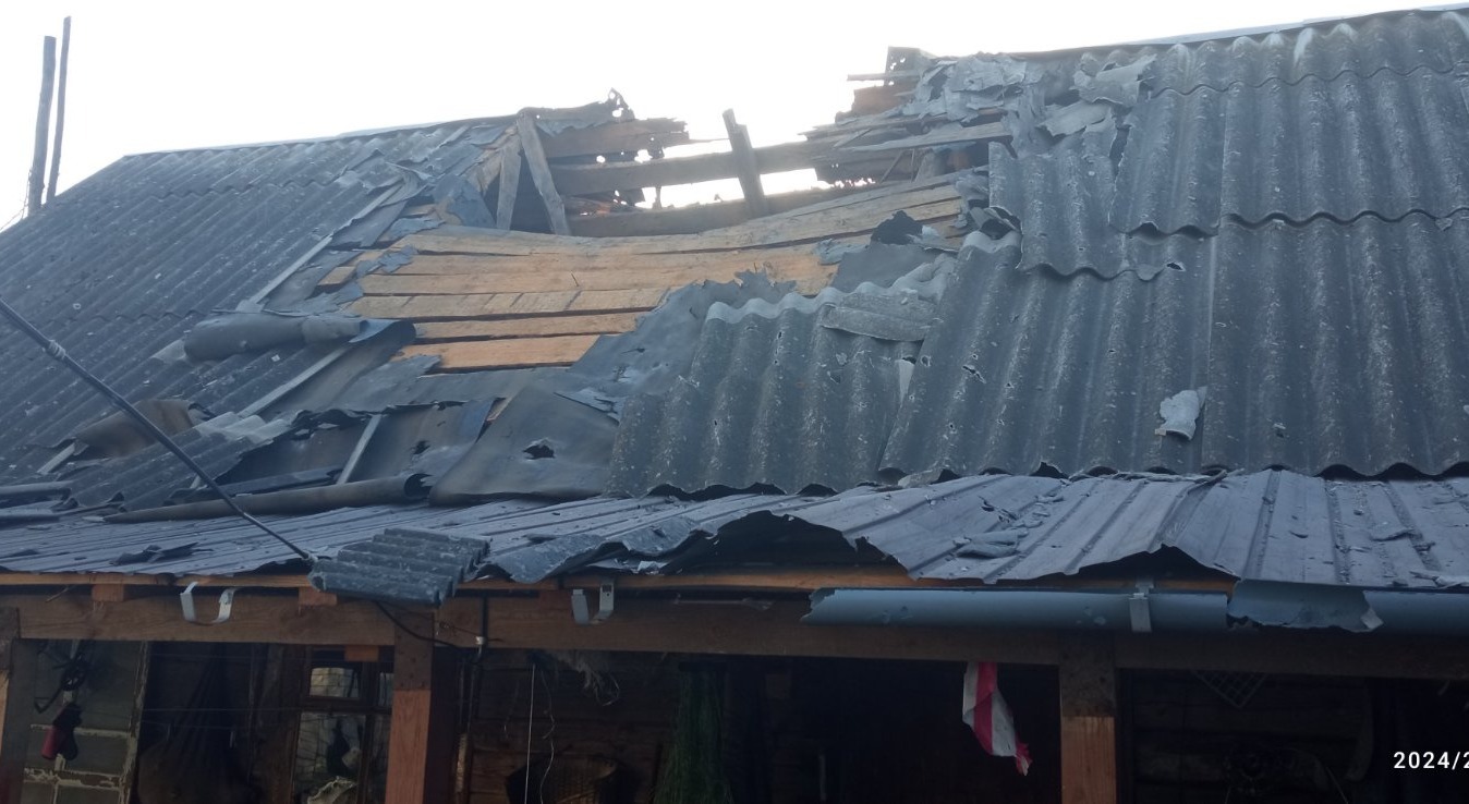 Після обстрілу родина залишилась без вікон та даху