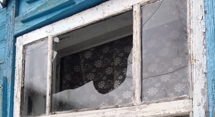 Вибито 8 вікон у будинку пенсіонерки з Сумщини