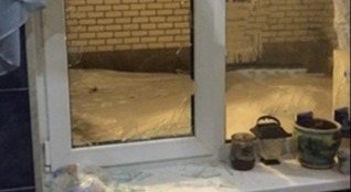 Жінка, яка живе з мамою у Середина-Буді, просить допомогти вставити вікно у їхній домівці