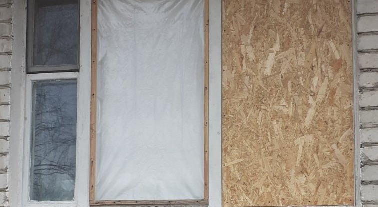 Пенсіонери живуть у квартирі без вікон