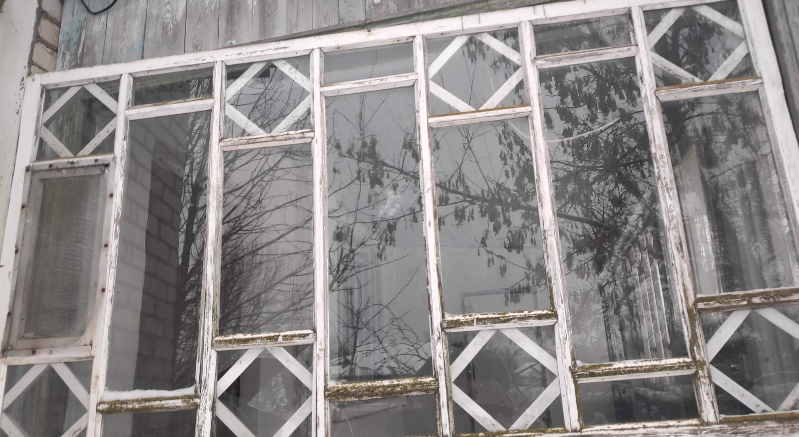 Обстріл вибив 8 вікон у будинку двох жінок на прикордонні Сумщини