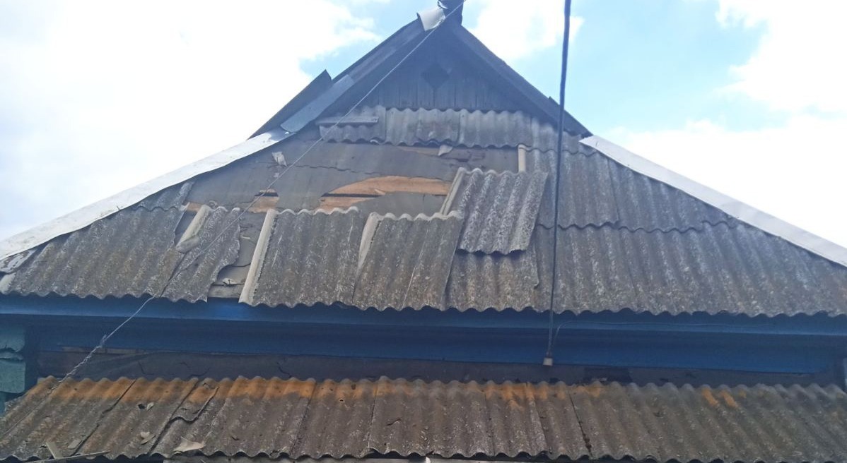 Шість вікон та дах в будинку електромонтера пошкоджені внаслідок обстрілу 