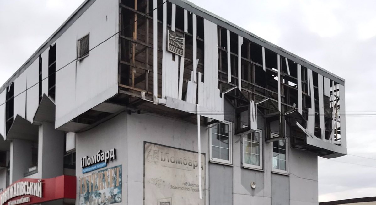 Потрібна допомога із відновленням обстріляного універмагу у Середині-Буді