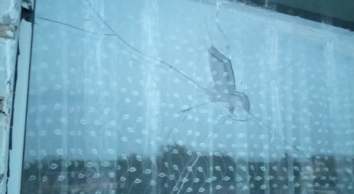 У родини із Середино-Буди від ворожих обстрілів постраждали вікна