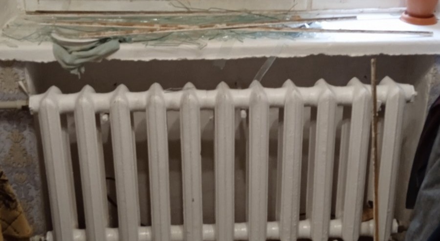 Пошкоджене вікно в квартирі родини