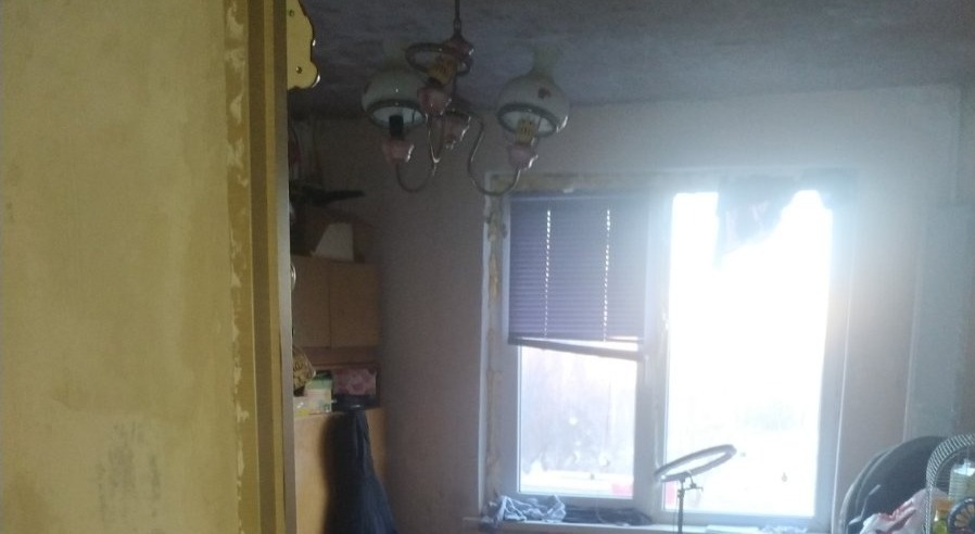 Жінка з двома малими дітьми з Харкова проживає в квартирі з пошкодженими вікнами