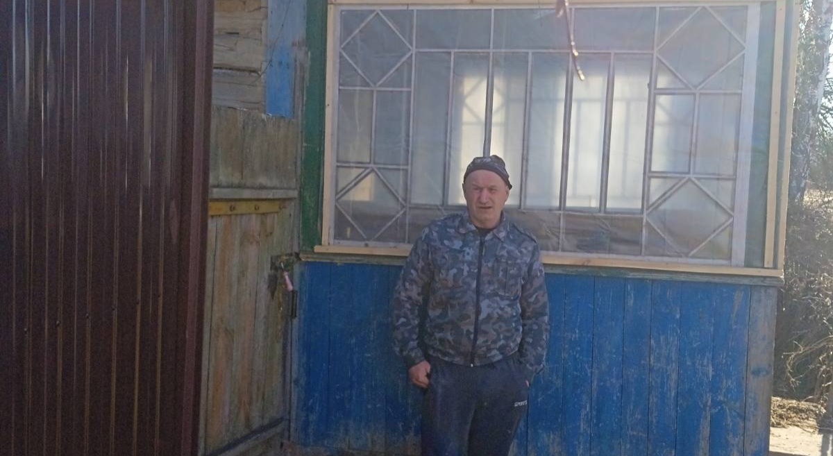 Чоловік, що доглядає за дружиною з інвалідністю просить допомоги