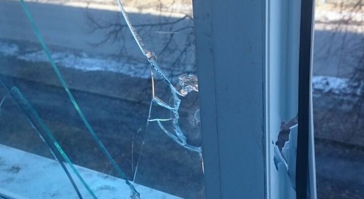 Квартира пенсіонерки з Сумщини тричі потрапляла під ворожі обстріли