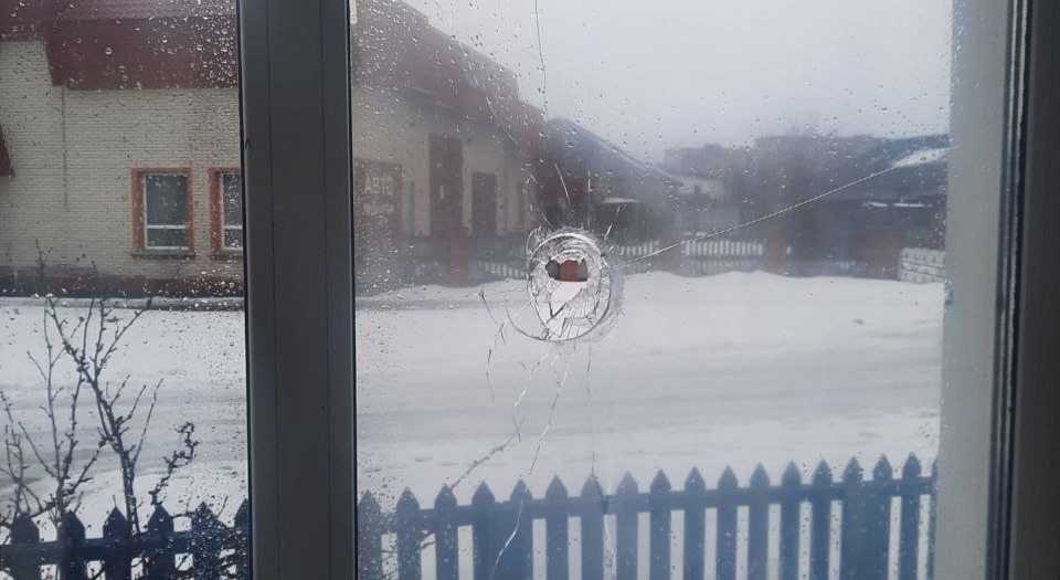 Пошкоджено вікно у будинку пенсіонера з інвалідністю