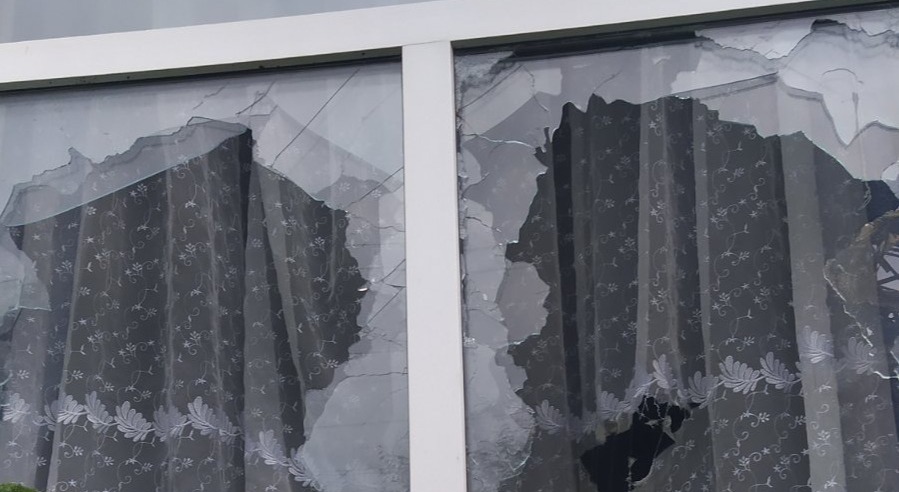 Жінка з Середино-Буди просить допомогти замінити вікна