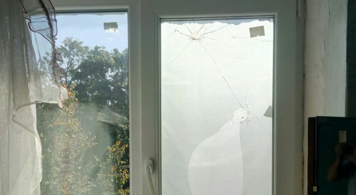 80-літня пенсіонерка живе у квартирі з вибитими вікнами