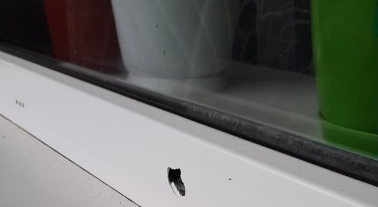 Самотня бабуся потребує допомоги по заміні вікна