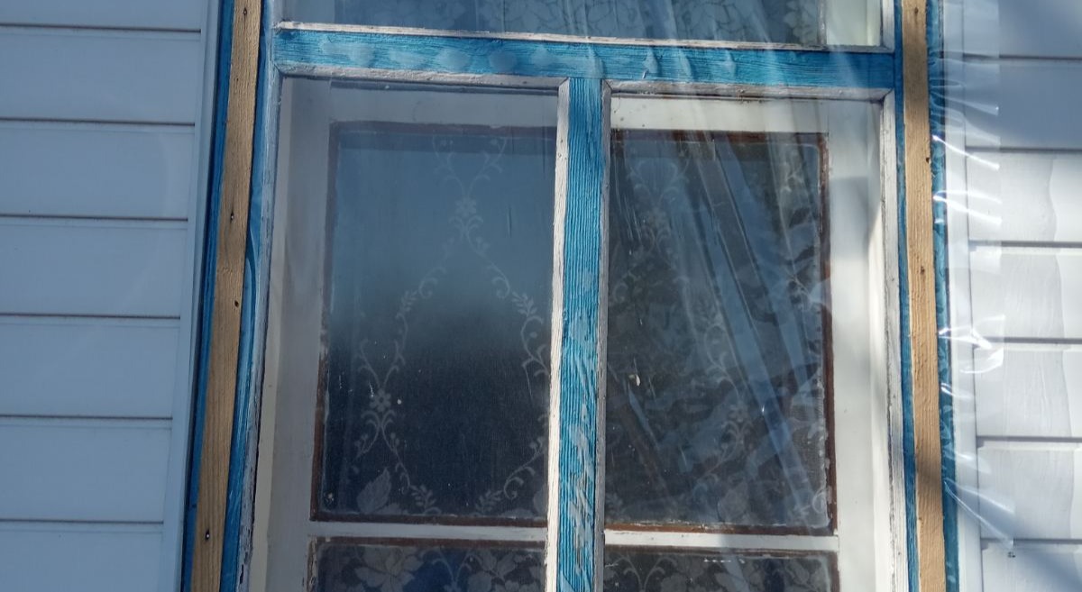 Подружжю пенсіонерів потрібна допомога по заміні вікон у будинку
