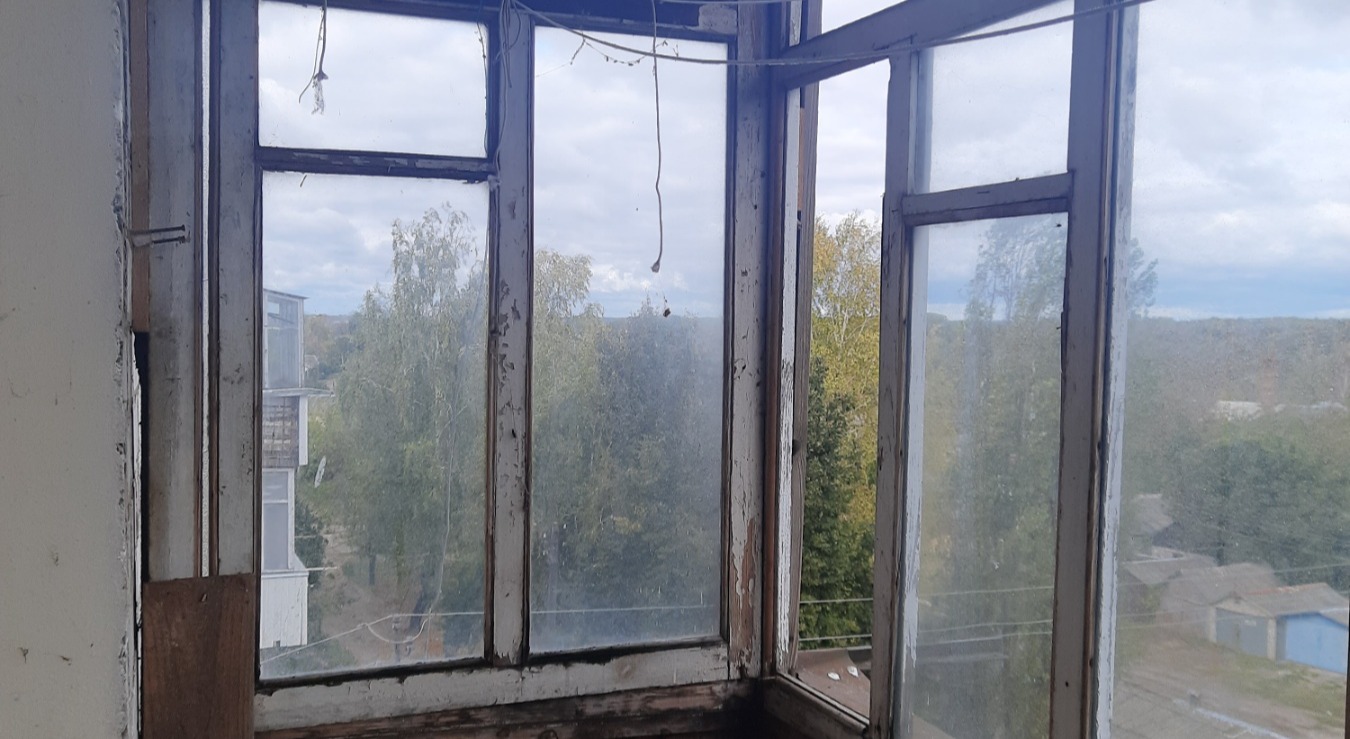 Після обстрілу постраждала квартира пенсіонера із Середино-Буди