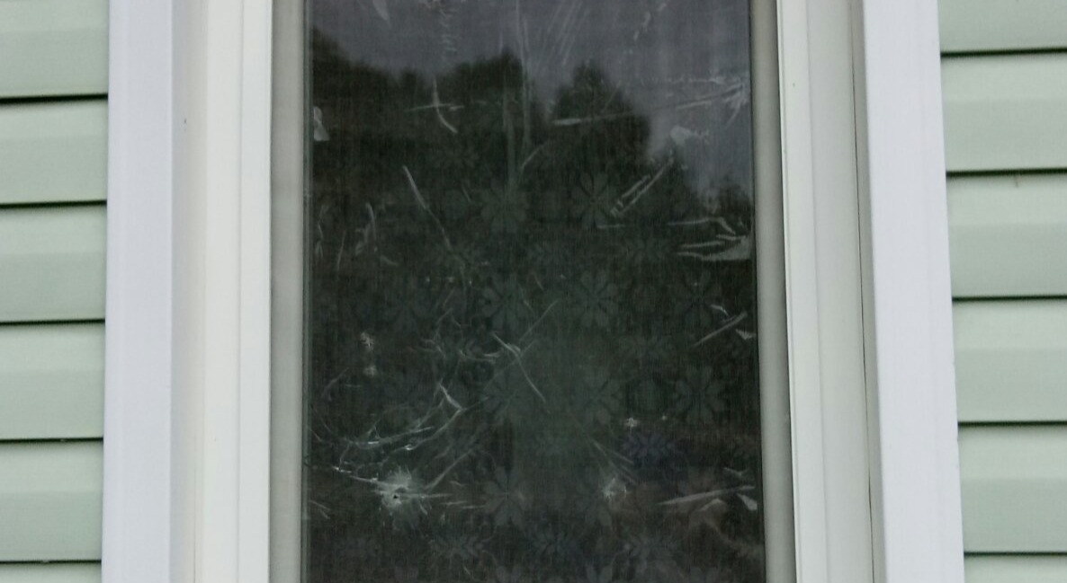 Після обстрілу жінка з Середино-Буди залишилася без вікна