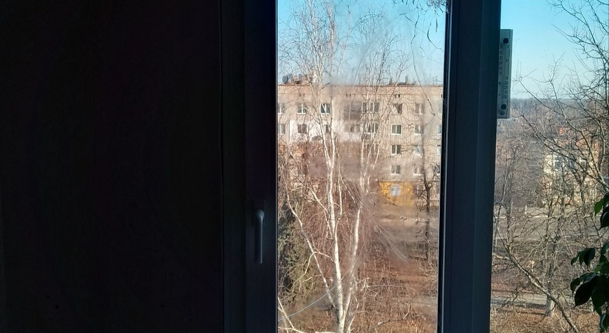 Батько з неповнолітньою донькою проживають у квартирі без вікна