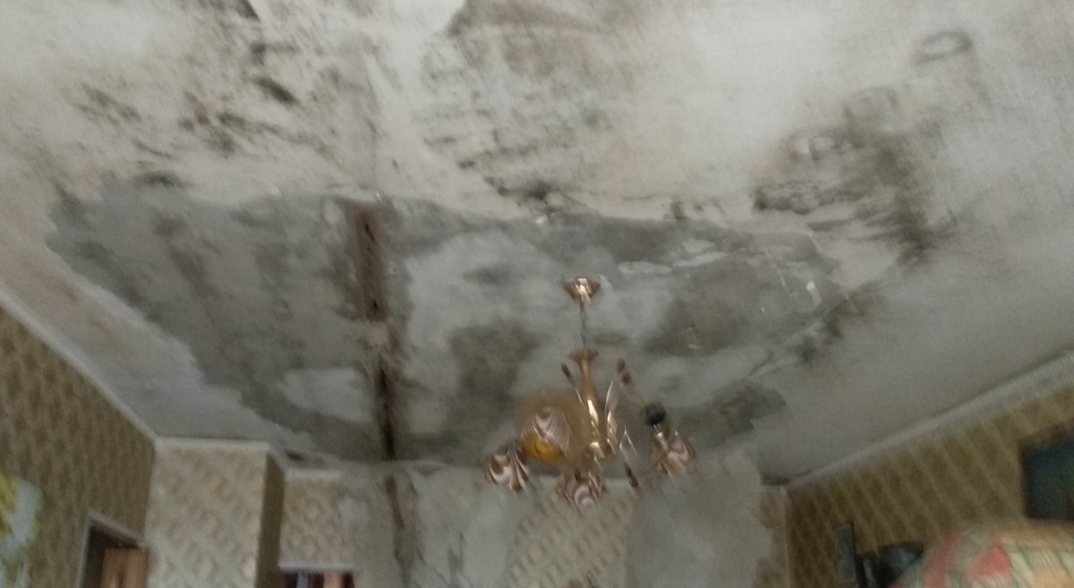 "Після кожного дощу вода рікою тече в квартиру"