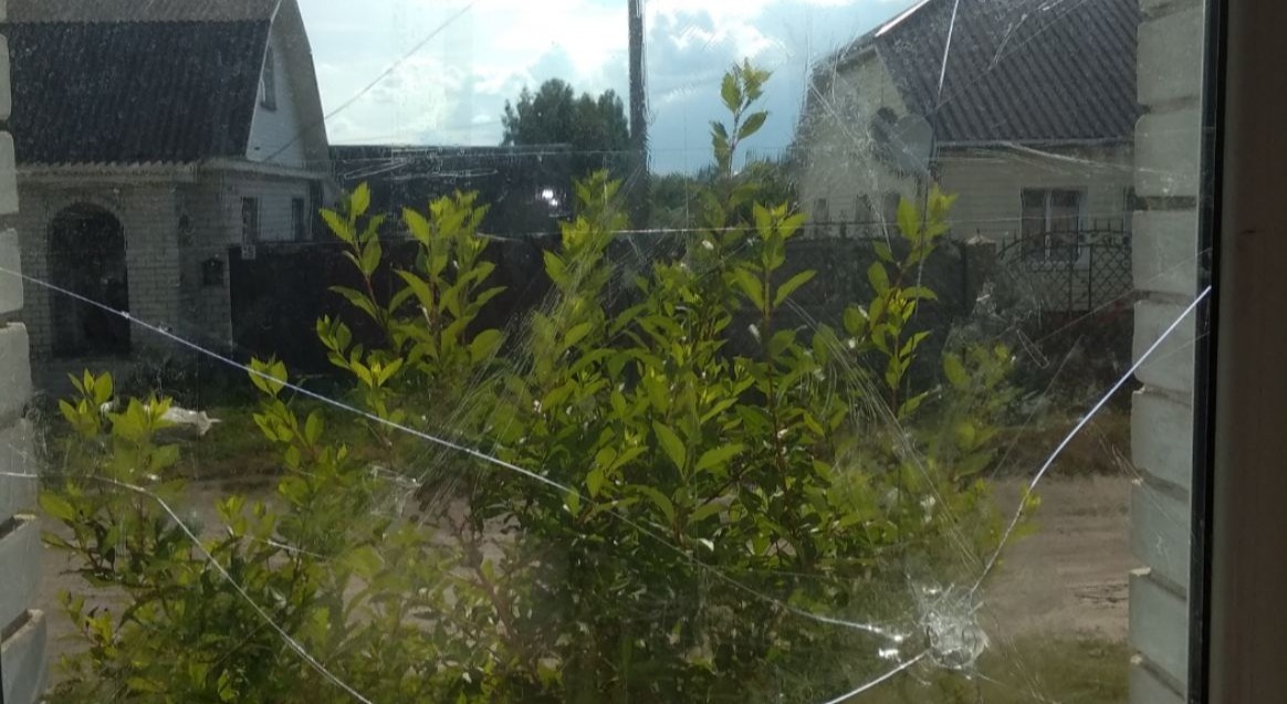 В будинку жінки та її доньки по шкоджені вікна та дах