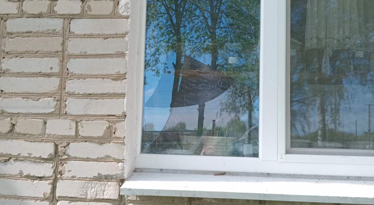 Після одного з ворожих ударів пенсіонерка із Середино-Буди залишилась без вікна