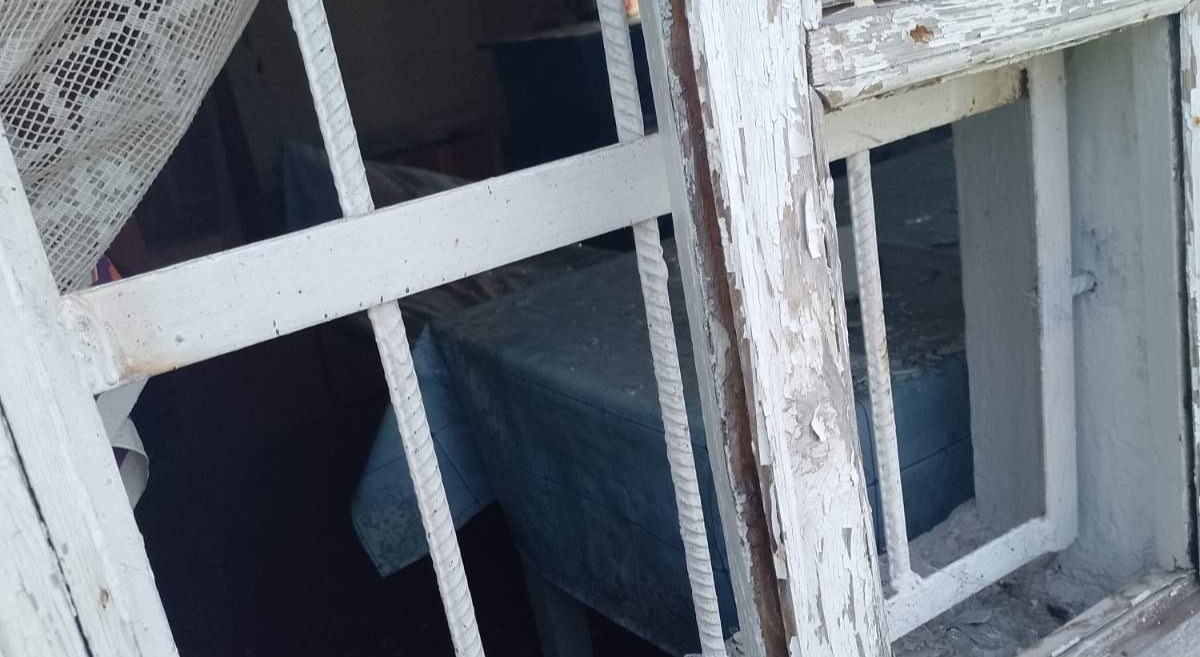 Ворожа міна розірвалася за п'ять метрів від будинку, на щастя всі цілі, але будинок господаря постраждав