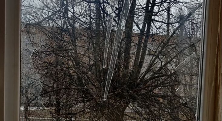 Внаслідок ворожих обстрілів пенсіонерка залишилася без вікон та лоджії