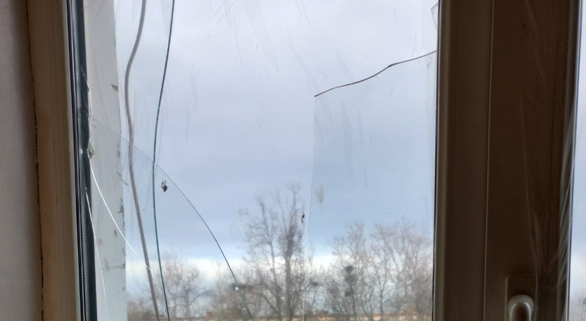Під час ворожого обстрілу пенсіонери залишилися без п’яти вікон у квартирі