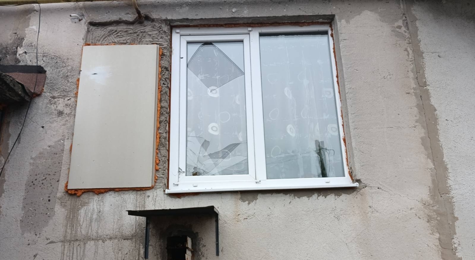 Ворожі осколки пошкодили вікна сім’ї із Середино-Буди