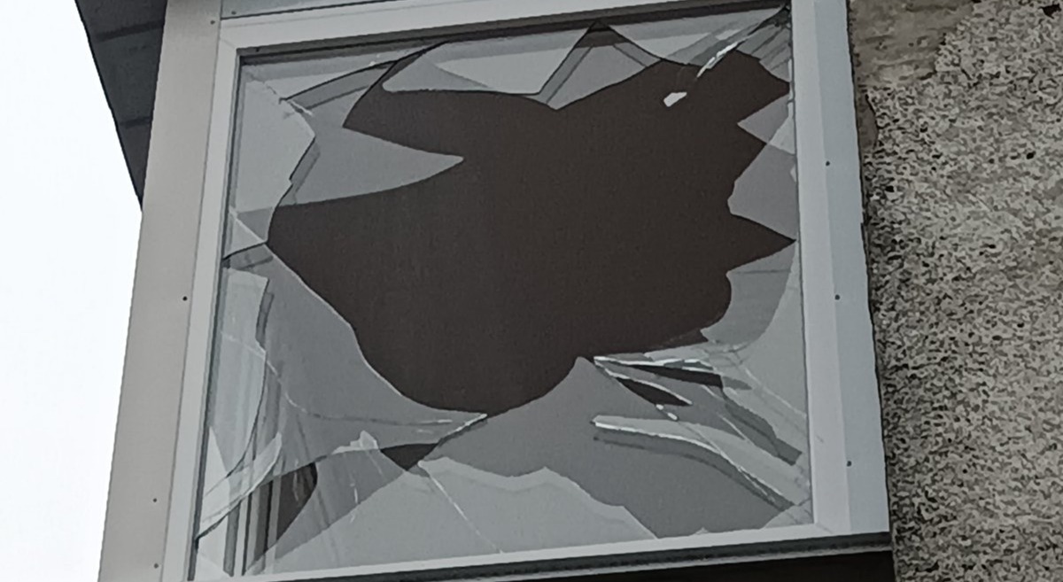 Пенсіонерці із Середино-Буди ворожими осколками пошкоджено вікно