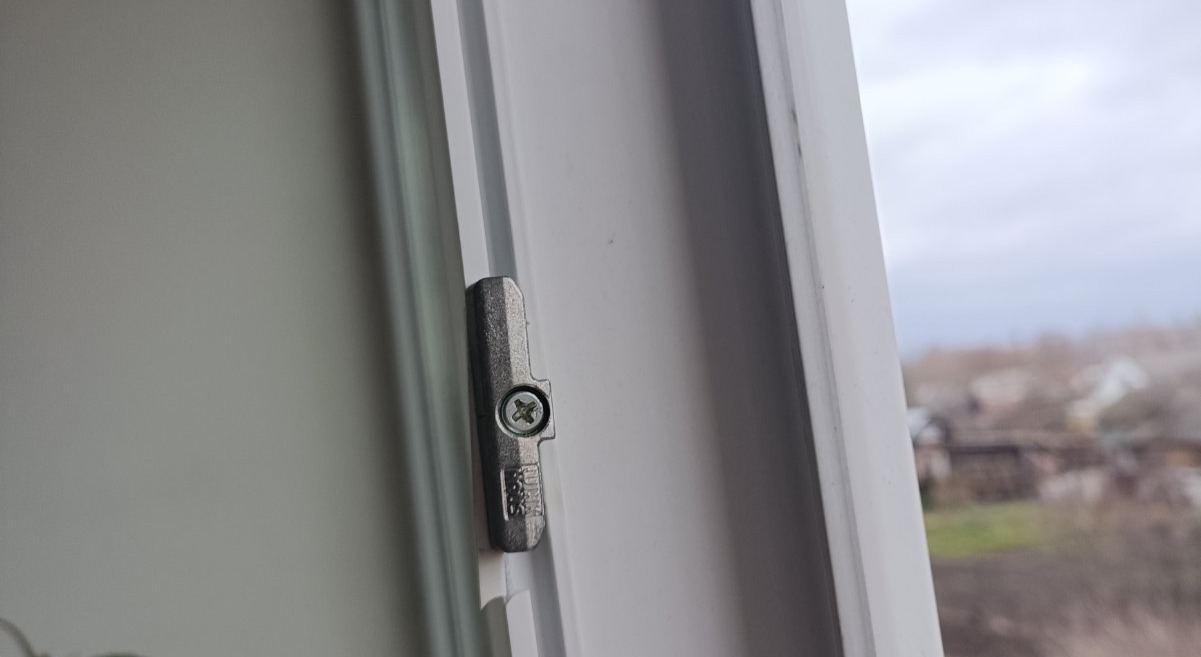 Внаслідок обстрілів росіянами родина із Середино-Буди залишилася з трьома пошкодженими вікнами та балконними дверима