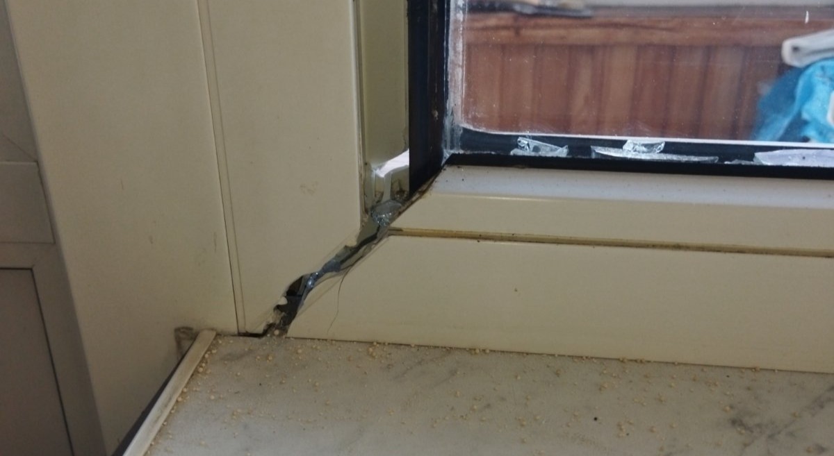 У пенсіонерки внаслідок атаки росіян залишилися вибиті вікна та пошкоджений балкон