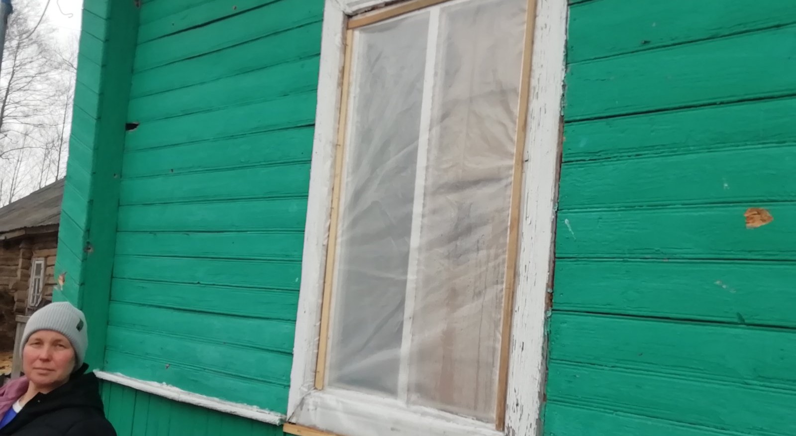 Жінка з дітьми, яка живе з п'ятьма пошкодженими вікнами та дахом, потребує допомоги