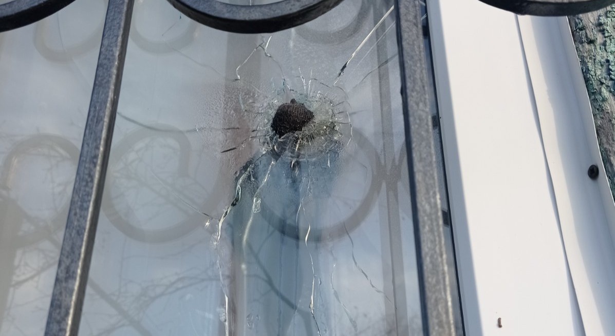 Через обстріли пошкоджено будинок пенсіонерів