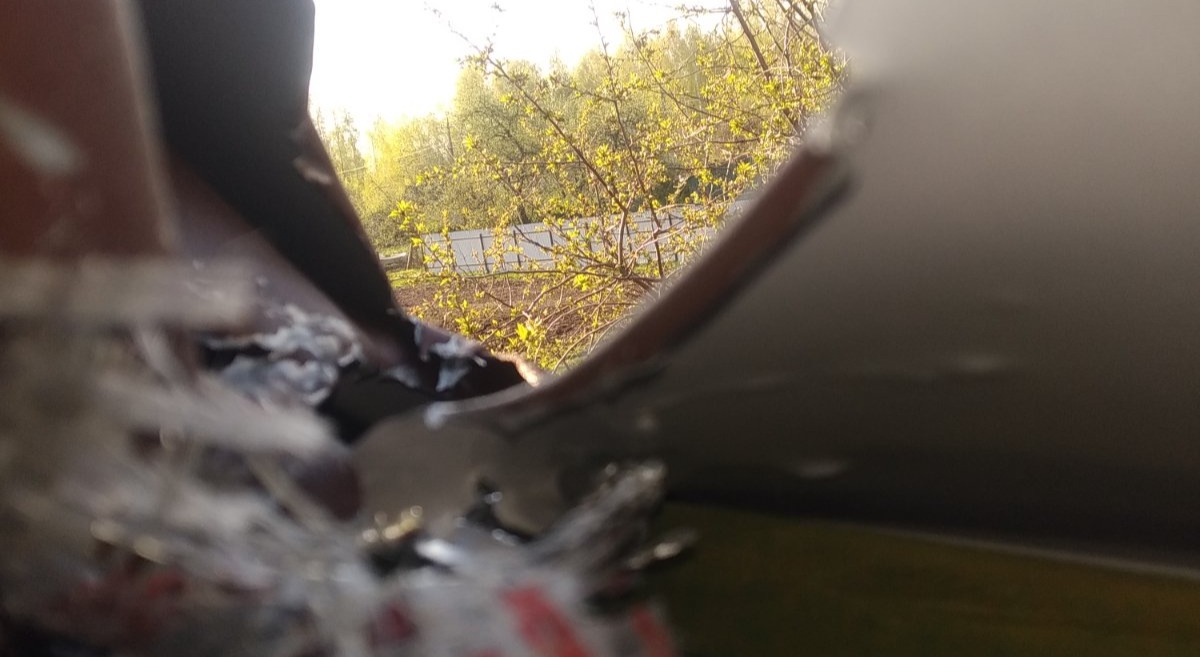 Жінка із Середино-Буди, яка залишилася без вікон після обстрілів росіян, потребує допомоги