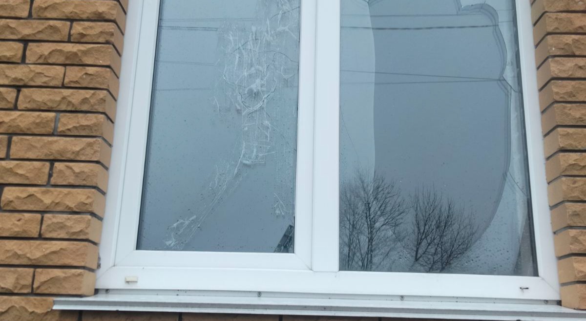 Чоловік із села Миропілля після обстрілу росіянами залишився без вікон, даху та дверей