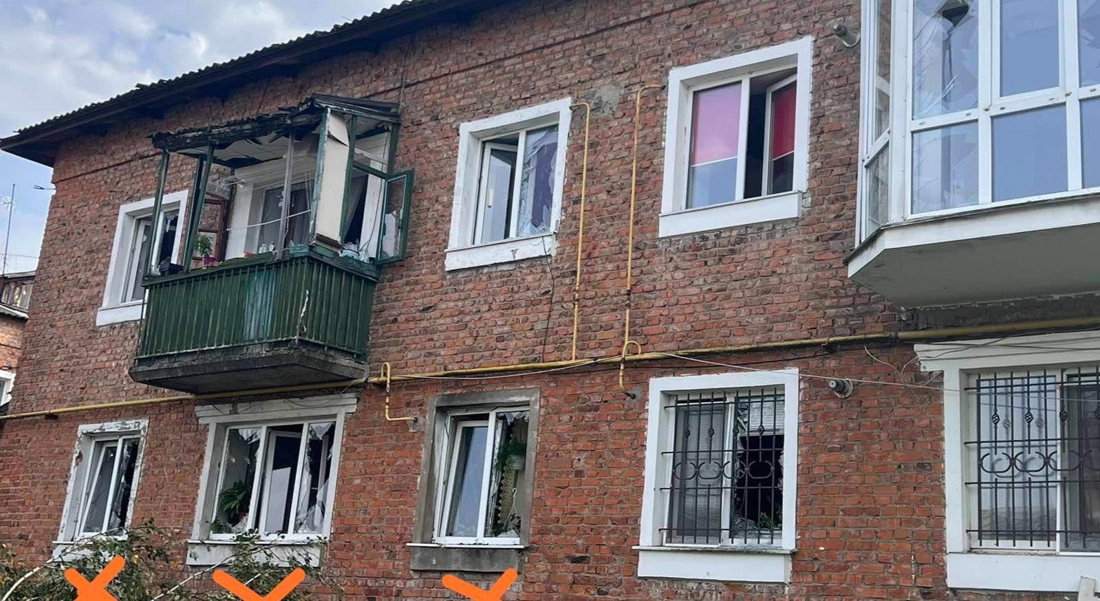 Внаслідок ворожого обстрілу подружжя залишилося без трьох вікон у квартирі