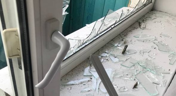 Потребує допомоги родина із Середино-Буди, у квартирі якої внаслідок ворожого обстрілу пошкоджено вікна та балконні двері