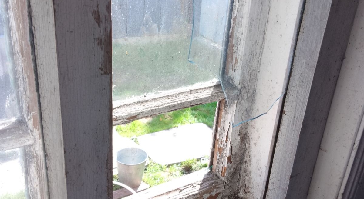 Родина з новонародженою дитиною залишилась без будинку