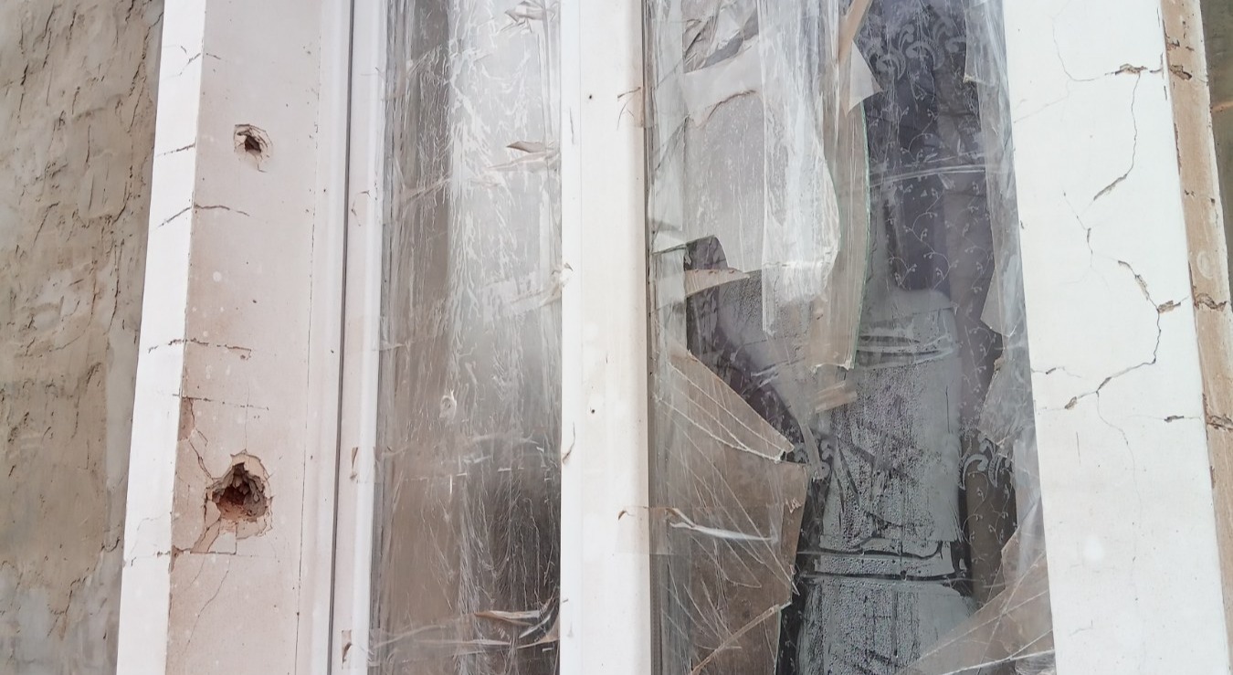 У квартирі родини із Середино-Буди внаслідок ворожого удару пошкоджено одне вікно