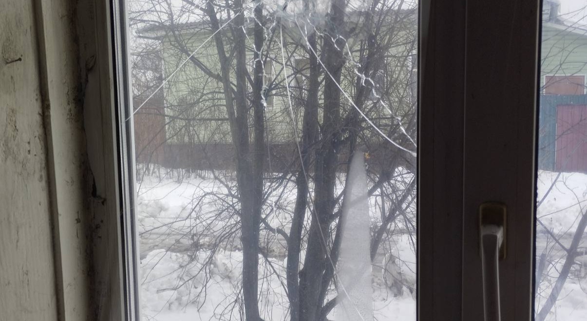 У будинку пожежника пошкоджено два вікна, які потребують заміни